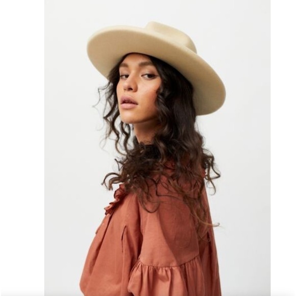 NWOT New Urban Outfitters
Elegant Retro Felt Fedora Wide
Brim Hat - Picture 2 of 7